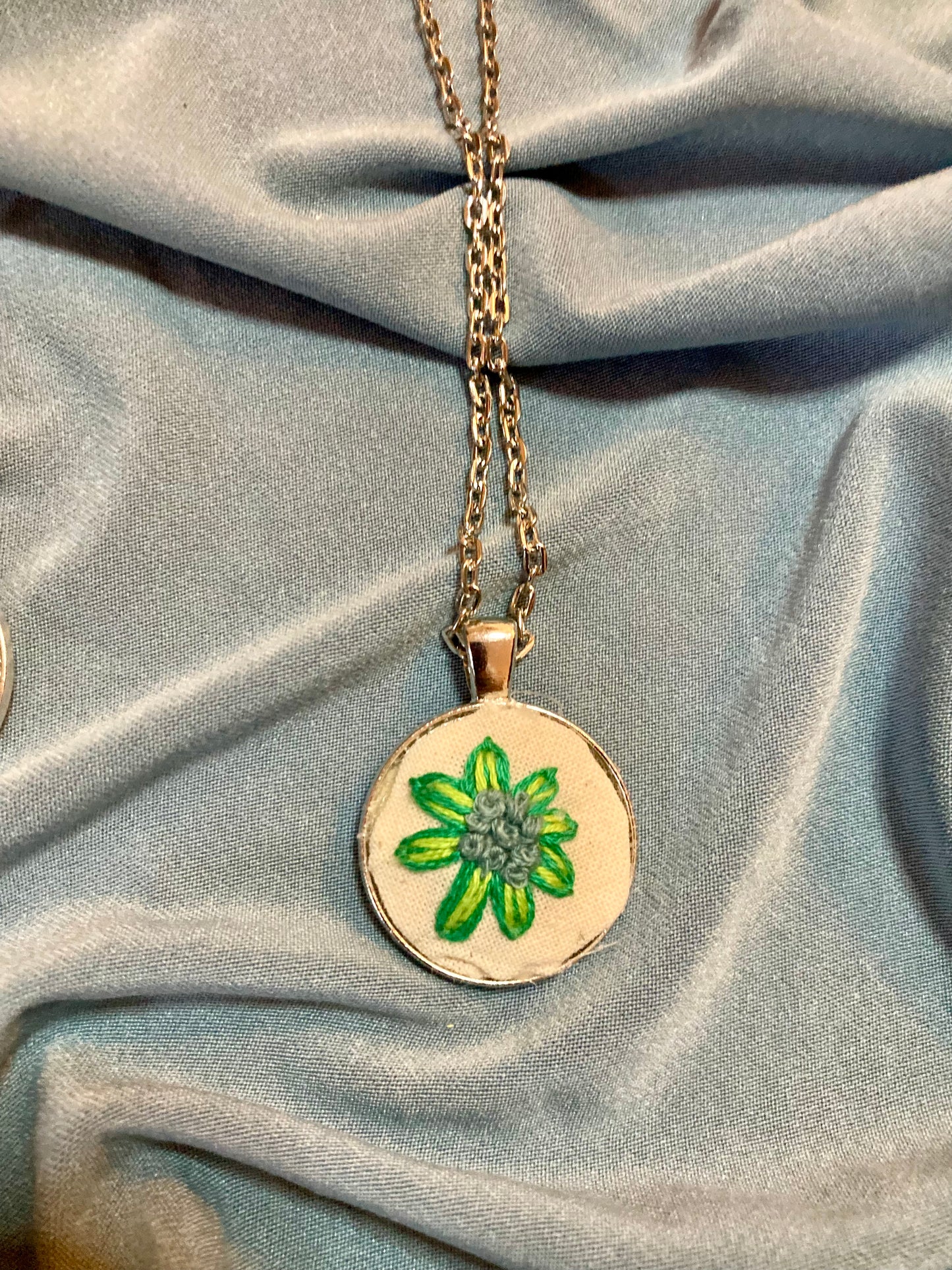 The flower bud necklace