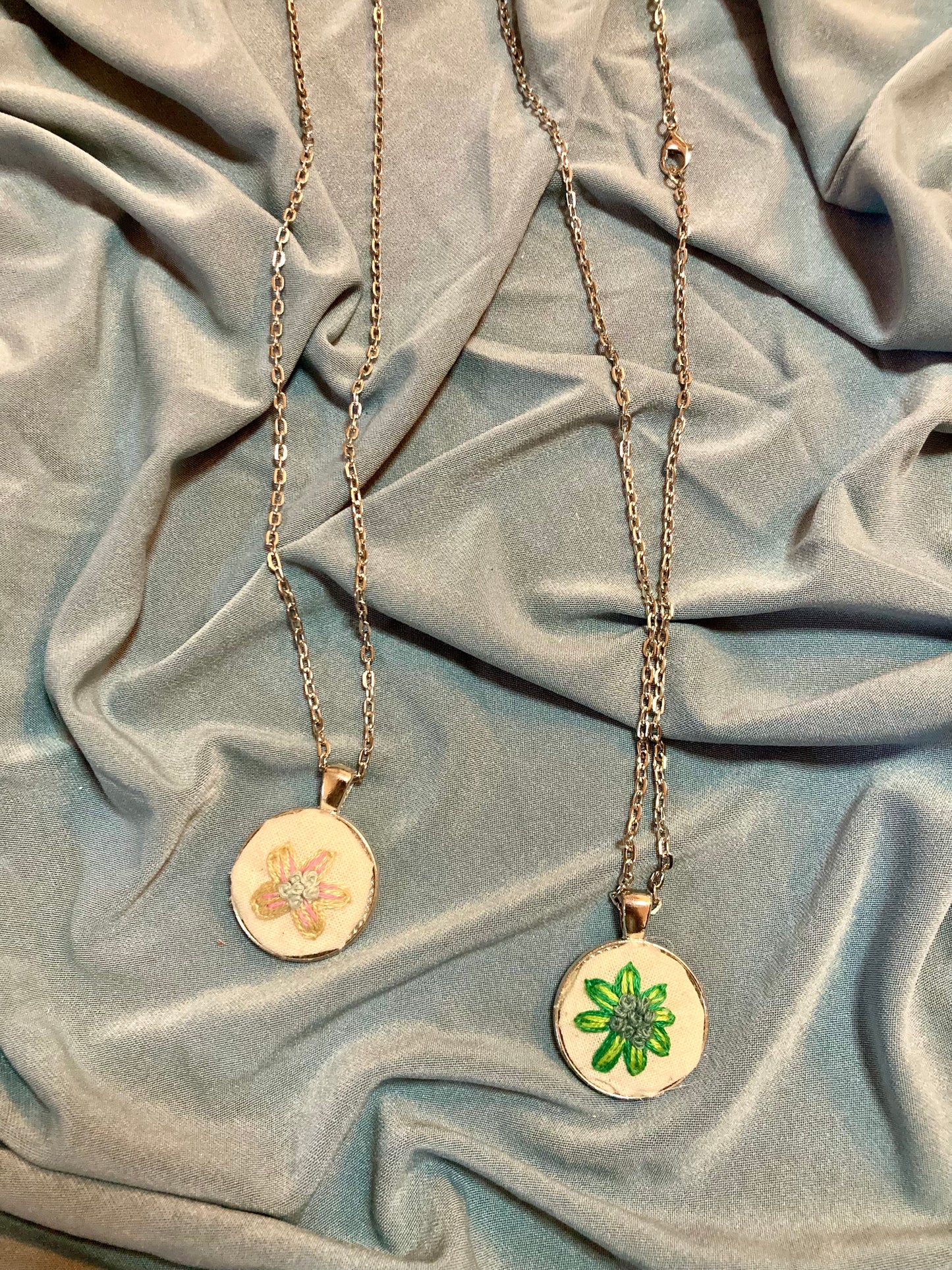 The flower bud necklace